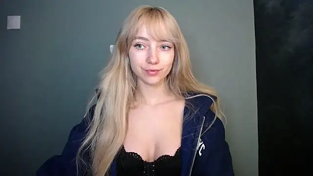 Snapshot of LuciaYoung chatting on 04.15.26 LuciaYoung online show from 04.15.26