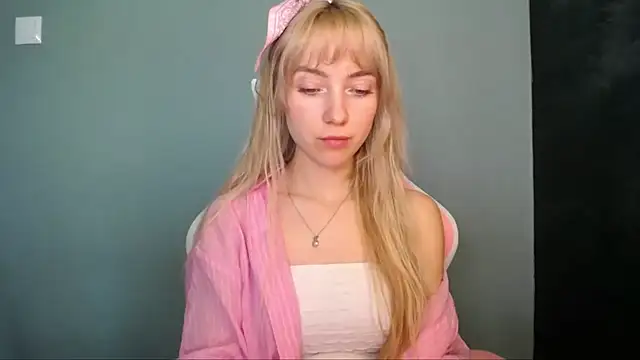 Snapshot of LuciaYoung chatting on 04.25.26 LuciaYoung online show from 04.25.26