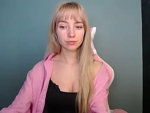 Snapshot of LuciaYoung chatting on 04.27.26 LuciaYoung online show from 04.27.26