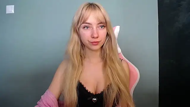 Snapshot of LuciaYoung chatting on 05.04.26 LuciaYoung online show from 05.04.26