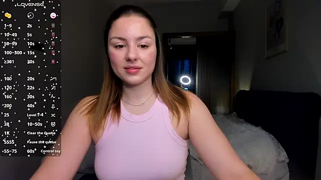 Snapshot of ThreeshaWhite chatting on 03.05.25 ThreeshaWhite online show from 03.05.25