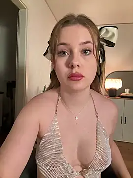 Snapshot of MaribelRiver chatting on 09.29.25 MaribelRiver online show from 09.29.25