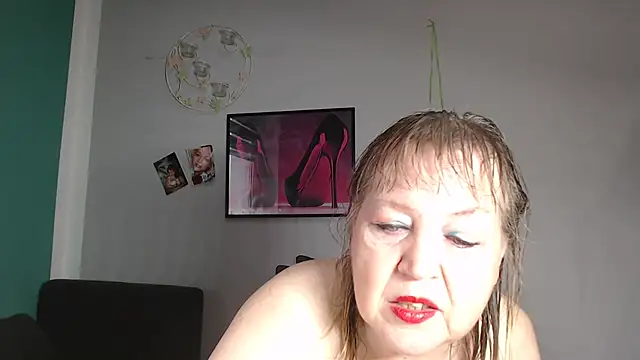 Snapshot of Blasflittchen chatting on 11.18.25 Blasflittchen online show from 11.18.25