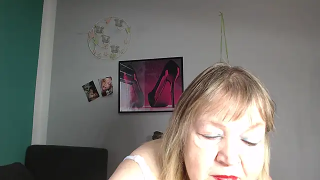 Snapshot of Blasflittchen chatting on 11.24.25 Blasflittchen online show from 11.24.25