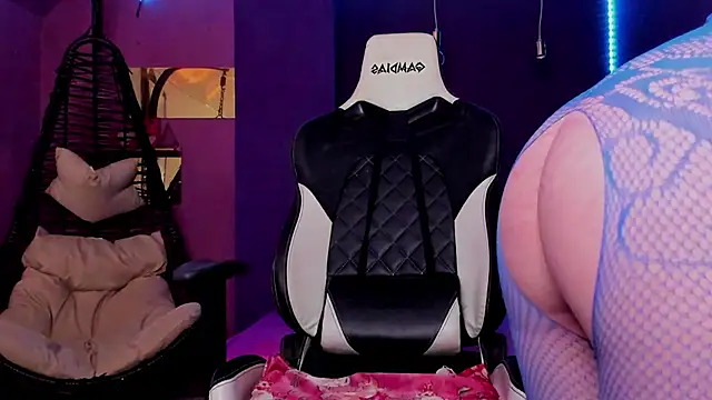 Snapshot of HalaanaTendeer chatting on 12.13.24 HalaanaTendeer online show from 12.13.24