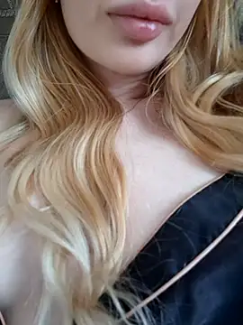 Snapshot of Elza_kom chatting on 11.22.25 Elza kom online show from 11.22.25