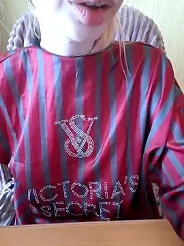 Snapshot of Elza_kom chatting on 12.15.25 Elza kom online show from 12.15.25