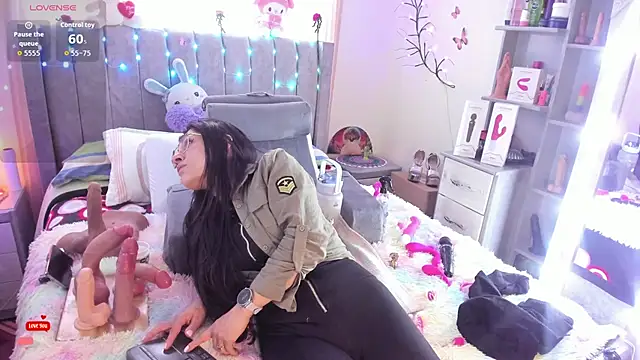 Snapshot of Rapunzeell_ chatting on 11.18.25 Rapunzeell online show from 11.18.25