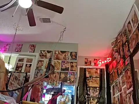 Snapshot of luvs2cumm69 chatting on 12.19.24 luvs2cumm69 online show from 12.19.24