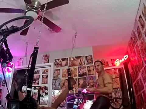 Snapshot of luvs2cumm69 chatting on 01.11.25 luvs2cumm69 online show from 01.11.25