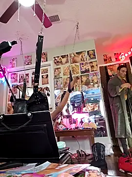 Snapshot of luvs2cumm69 chatting on 02.21.25 luvs2cumm69 online show from 02.21.25