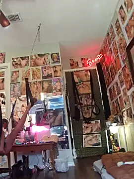 Snapshot of luvs2cumm69 chatting on 02.25.25 luvs2cumm69 online show from 02.25.25