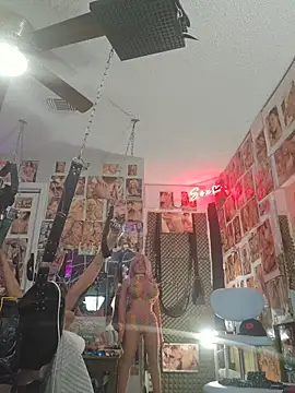 Snapshot of luvs2cumm69 chatting on 10.27.25 luvs2cumm69 online show from 10.27.25