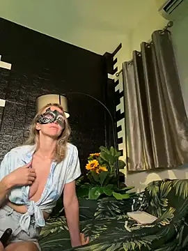 Snapshot of IzanamiTime chatting on 12.27.24 IzanamiTime online show from 12.27.24