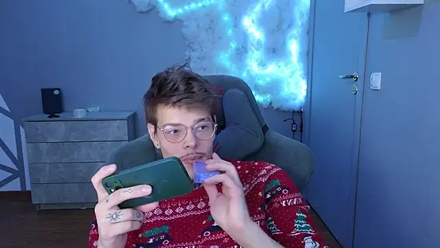 Snapshot of DENIS_HERE chatting on 12.31.24 DENIS HERE online show from 12.31.24