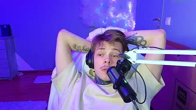 Snapshot of DENIS_HERE chatting on 01.07.25 DENIS HERE online show from 01.07.25