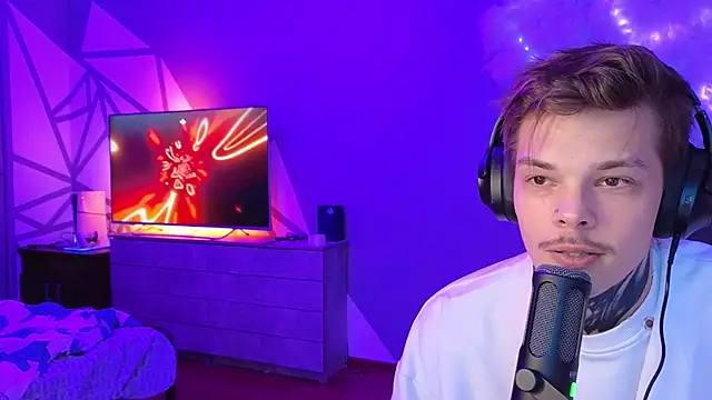 Snapshot of DENIS_HERE chatting on 01.10.25 DENIS HERE online show from 01.10.25