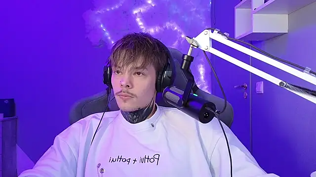 Snapshot of DENIS_HERE chatting on 01.15.25 DENIS HERE online show from 01.15.25