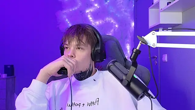 Snapshot of DENIS_HERE chatting on 01.16.25 DENIS HERE online show from 01.16.25