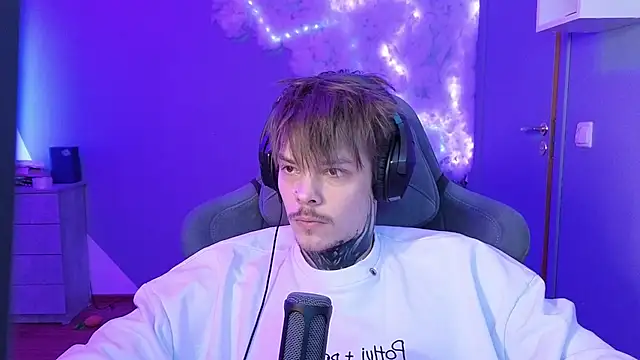 Snapshot of DENIS_HERE chatting on 01.22.25 DENIS HERE online show from 01.22.25