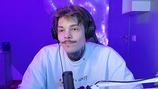 Snapshot of DENIS_HERE chatting on 01.23.25 DENIS HERE online show from 01.23.25