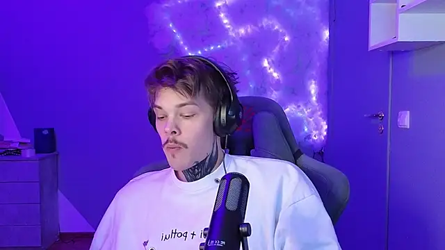 Snapshot of DENIS_HERE chatting on 01.24.25 DENIS HERE online show from 01.24.25