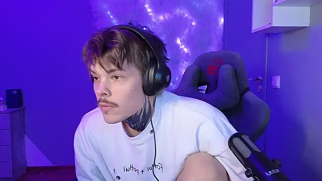 Snapshot of DENIS_HERE chatting on 01.24.25 DENIS HERE online show from 01.24.25