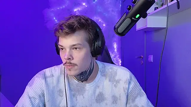 Snapshot of DENIS_HERE chatting on 01.25.25 DENIS HERE online show from 01.25.25