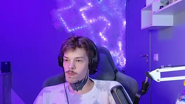 Snapshot of DENIS_HERE chatting on 01.28.25 DENIS HERE online show from 01.28.25