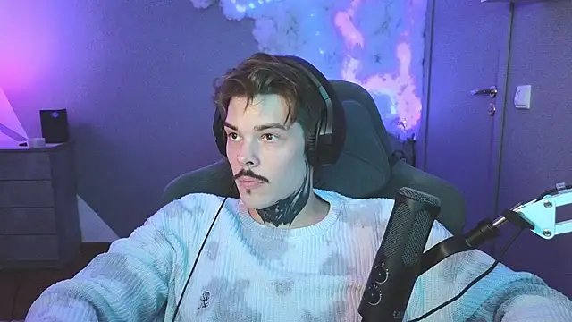 Snapshot of DENIS_HERE chatting on 01.30.25 DENIS HERE online show from 01.30.25