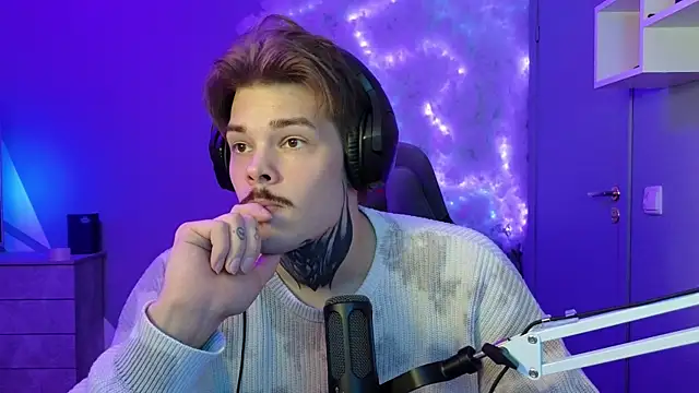 Snapshot of DENIS_HERE chatting on 01.31.25 DENIS HERE online show from 01.31.25