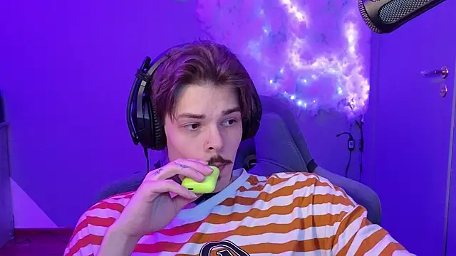 Snapshot of DENIS_HERE chatting on 02.01.25 DENIS HERE online show from 02.01.25