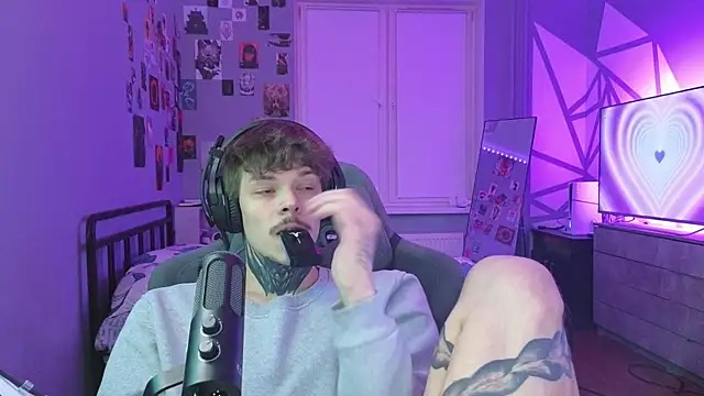 Snapshot of DENIS_HERE chatting on 02.10.25 DENIS HERE online show from 02.10.25