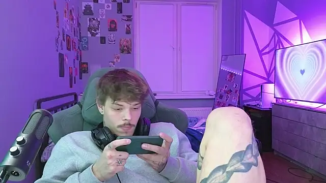 Snapshot of DENIS_HERE chatting on 02.11.25 DENIS HERE online show from 02.11.25