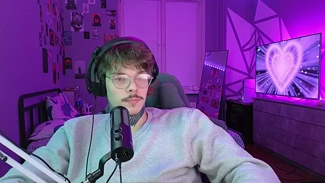 Snapshot of DENIS_HERE chatting on 02.11.25 DENIS HERE online show from 02.11.25