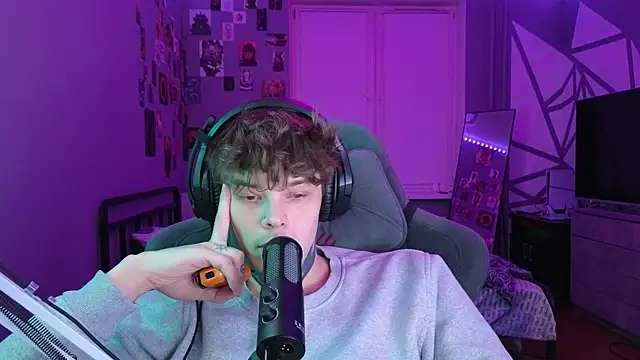 Snapshot of DENIS_HERE chatting on 02.12.25 DENIS HERE online show from 02.12.25