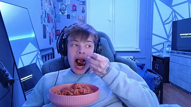 Snapshot of DENIS_HERE chatting on 03.03.25 DENIS HERE online show from 03.03.25