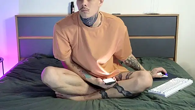 Snapshot of DENIS_HERE chatting on 11.10.25 DENIS HERE online show from 11.10.25