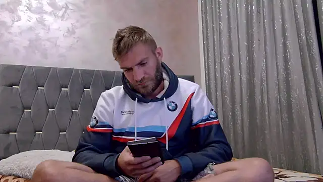 Snapshot of 10in_deluxe chatting on 11.10.25 10in deluxe online show from 11.10.25