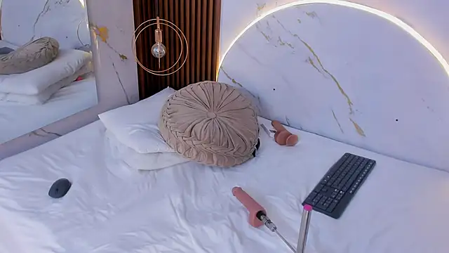 danisaenz  online show from 12.26.24