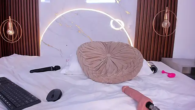 danisaenz  online show from 02.18.25