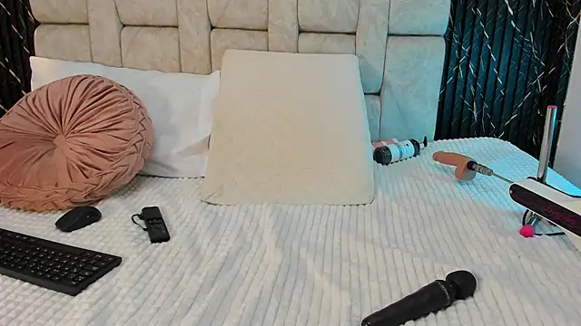 danisaenz  online show from 12.04.25