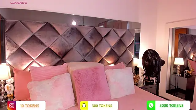 Snapshot of sofhiaa_adaams chatting on 03.08.25 sofhiaa adaams online show from 03.08.25