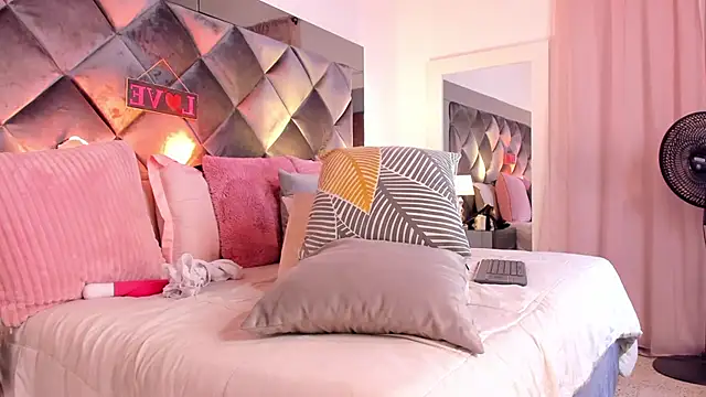 Snapshot of sofhiaa_adaams chatting on 03.22.25 sofhiaa adaams online show from 03.22.25