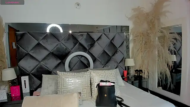 Snapshot of sofhiaa_adaams chatting on 10.27.25 sofhiaa adaams online show from 10.27.25