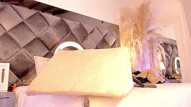 Snapshot of sofhiaa_adaams chatting on 10.30.25 sofhiaa adaams online show from 10.30.25