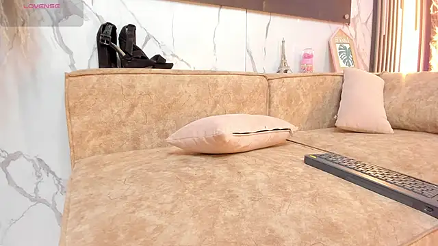 Snapshot of sofhiaa_adaams chatting on 12.14.25 sofhiaa adaams online show from 12.14.25