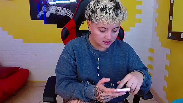 isabeautyx19 online show from 03.18.25