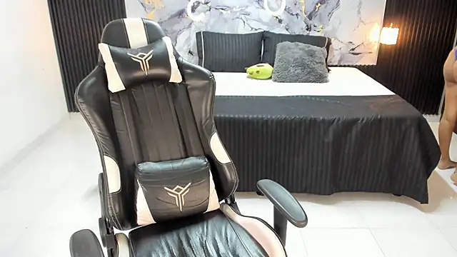 Snapshot of Ivy_16 chatting on 02.21.25 Ivy 16 online show from 02.21.25