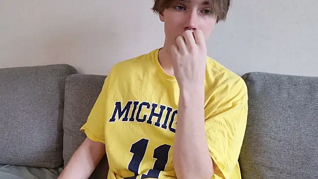 Snapshot of callmenineoneseven chatting on 10.13.25 callmenineoneseven online show from 10.13.25